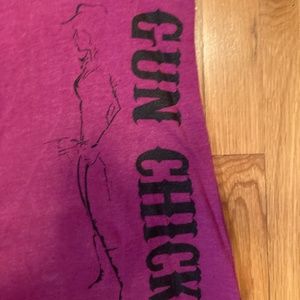 Fuschia cap sleeve t-shirt With ‘Gun Chick’ in black
